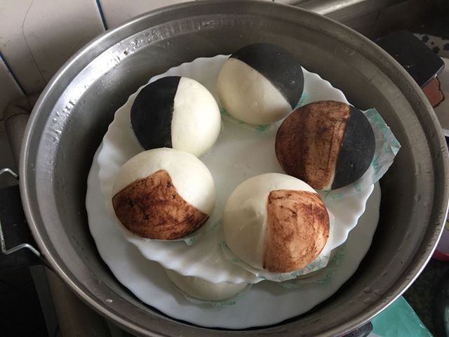 塗好包子之後放進電鍋以半杯水蒸熟。(鍋蓋留一小縫避免蒸氣滴進包子造成退色)。
