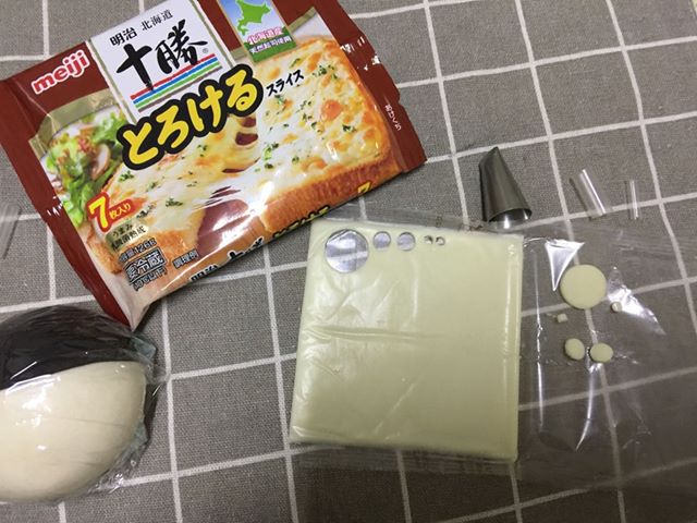 取一片起司片,用圓形擠花嘴及吸管壓出大小不同的圓形起司。