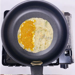 舀入適量印度薑黃咖喱肉醬。