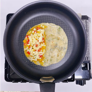 放入作法1小丁，再撒乳酪絲。