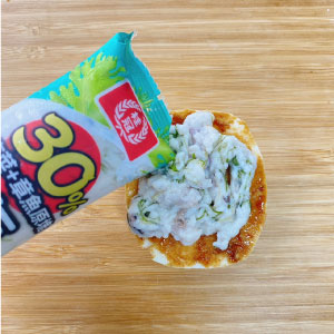 塗上照燒醬,擠上海菜章魚漿。