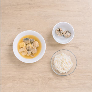 將貢丸、麵線加入腐竹鮮菇雞湯,撒上蔥花完成。