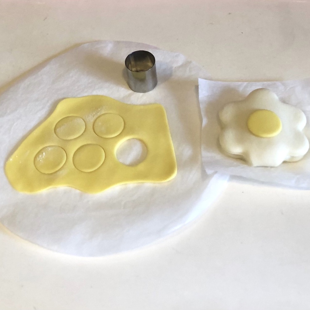 然後再用剩餘的麵團加一點黃色的天然色粉,再桿平用圓形的模具壓出花朵的中間圓形就完成了。