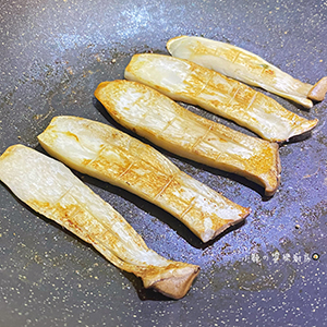 將杏鮑菇片煸香至二面呈金黃色，至二面呈金黃色，撒上少許鹽及黑胡椒粉調味，即可取出。
