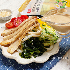 取3小包日式醇香焙煎胡麻醬，加入白醋、水及鹽拌勻。
將小蕃茄、小黃瓜、黃椒絲、海帶芽以及杏鮑菇片依序擺盤，淋上醬汁就完成囉!