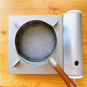 滾後放入西米露,水與西谷米的比例為10:1,煮10分鐘呈現半透明,米心中間留有一點白芯時即可關火,燜10分鐘左右。