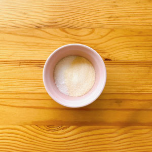 開始製作椰奶酪:椰漿350ml、牛奶225ml、吉利丁粉10g、砂糖 40g,先將砂糖與吉利丁混合。