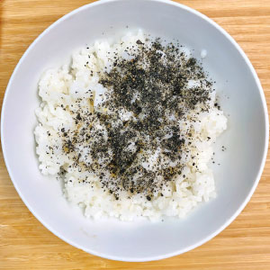 黑芝麻飯:取60g白飯拌入黑芝麻粉,攪拌均勻,待涼。