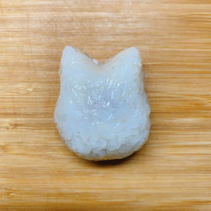 【小豆豆龍】保鮮膜鋪平醋飯,擠沙拉醬、加肉鬆,先扭實成圓型後(跟步驟4一樣),再捏成小龍貓形狀。