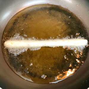 成固體狀後拆除保鮮膜,半煎炸至金黃。