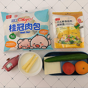 杯子裡面放1公分左右的水,肉包(不需解凍)表面沾水後放在杯子上面。另取一小碗裝冷開水,玉米筍放在裡面。全部一起微波75秒。