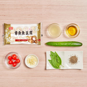 準備食材，章魚魚豆腐放入滾水，水煮4分鐘後撈起放涼備用。