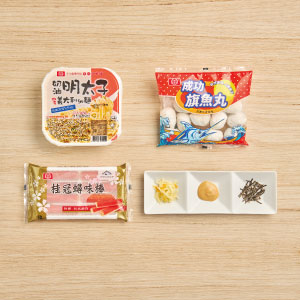 將海味旗魚丸、蟳味棒燙熟，切片/撥絲。