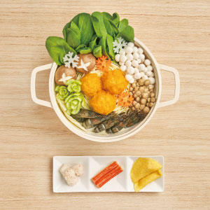 放入其他蔬菜及桂冠火鍋料，最後放入蝦子，整鍋煮熟即可完成