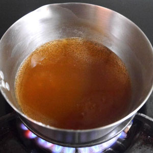趁蒸的時間製作勾芡漿汁;小鍋中倒入開水與薄鹽醬油,加入太白粉均勻攪拌加熱,醬汁出現濃稠與透明狀即可熄火。
