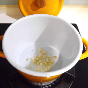 冬粉先先泡水軟化;在鍋內放入少許油爆香蒜末。