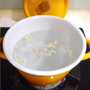 加入開水,水滾後轉中火。