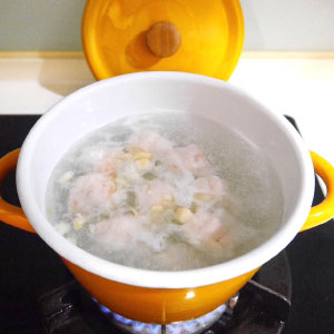 花枝蝦漿球浮上水面後,陸續加入娃娃菜、冬粉一起煮至食材全熟後,加入鹽巴與胡椒粉調味。