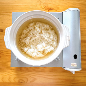 原鍋接著加入白飯、高湯煮開(白飯:高湯=1:2)