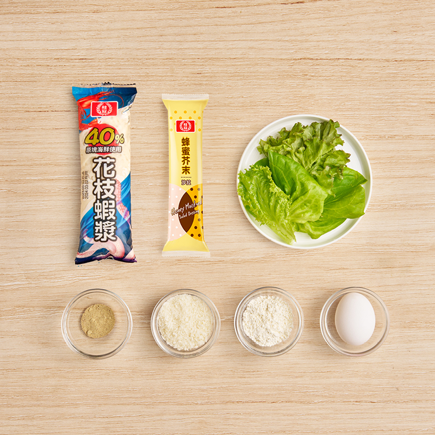 所有食材備妥後,將桂冠花枝蝦漿退冰,搓成圓餅狀。