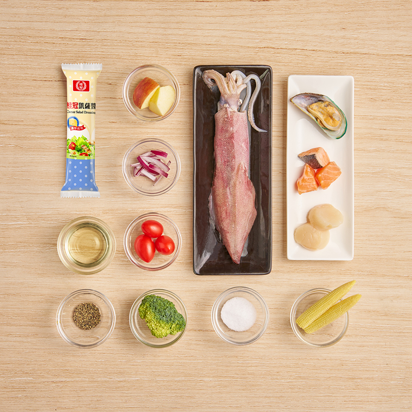 所有食材備妥後,先將中卷內臟清理乾淨,鮭魚切成塊。