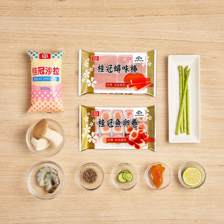 所有食材備妥後,先將蝦子開背,連同桂冠蟳味棒、魚卵卷、杏鮑菇、蘆筍一起燙熟。