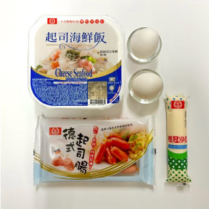 準備食材,將起司海鮮飯依照包裝指示加熱、德式起司腸燙熟並切圓片。