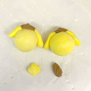 利用黃色湯圓麵團捏出耳朵、並製作咖啡色的貝雷帽。
