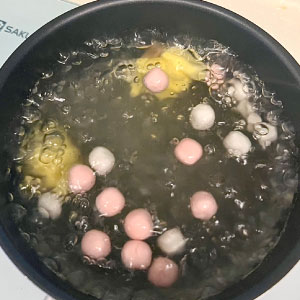 將布丁狗湯圓與紅白小湯圓後煮熟，放涼備用。