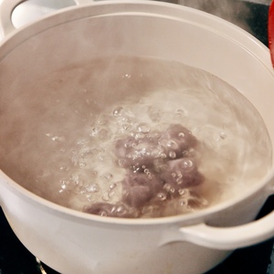桂冠紫糯米芋泥湯圓下滾水略汆燙後撈起(勿煮到太軟)。
