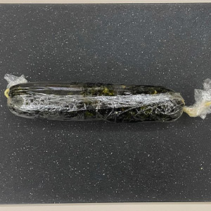 將海苔捲起後包覆保鮮膜，並可切成片狀備用。