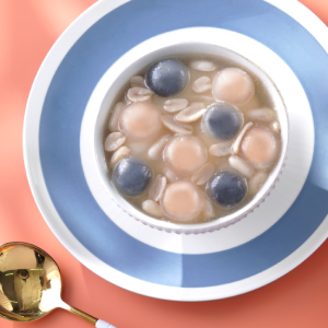 將花生湯裝入碗中,加入兩種口味的晶彩小圓子與碎冰即可享用。