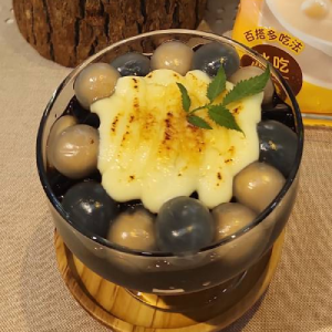布蕾奶霜所需所有材料倒進鍋中攪拌均勻,小火加熱至濃稠,熄火放涼備用。
※ 布蕾奶霜: 蛋液(25g)、牛奶(150g)、低筋麵粉(5g)、玉米粉(5g)、細砂糖(20g)