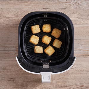 油炸做法：<br>
鍋中放適量的油燒熱，小心放入豆腐塊，炸到外表皆呈金黃色，總共需炸約2分鐘。<br><br>

氣炸做法：<br>
每個豆腐先裹上麵包粉，等反潮後再裹上一層麵包粉。<br>
放入氣炸鍋中，均勻噴上油以180度炸3分鐘，拉開翻面，再烤3分鐘。<br><br>

【小秘訣】裹粉避免沾黏，豆腐較不易破。