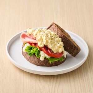 1. 壓碎雞蛋:將 3 顆水煮蛋去殼,放入碗中用叉子壓碎至喜好的細緻度。<br><br>
2. 黃金比例醬料:加入一條桂冠沙拉與 20g 桂冠凱薩醬,讓蛋黃和蛋白完美融合。<br><br>
3. 充分拌勻至綿密滑順,飯店級蛋沙拉即可美味上桌!<br><br>
【美味小秘訣】<br>
加入桂冠凱薩醬是五星主廚推薦吃法!<br>
起司與蒜香能瞬間拉高風味層次,讓整體味道更濃郁、更開胃。<br>