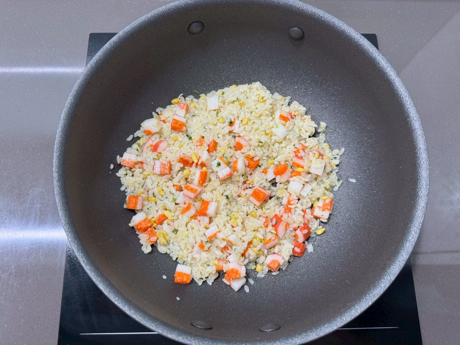 加入百搭基底冷凍炒飯(無須解凍)。
持續翻炒約1分30秒~2分鐘,拌勻至整體熱透。