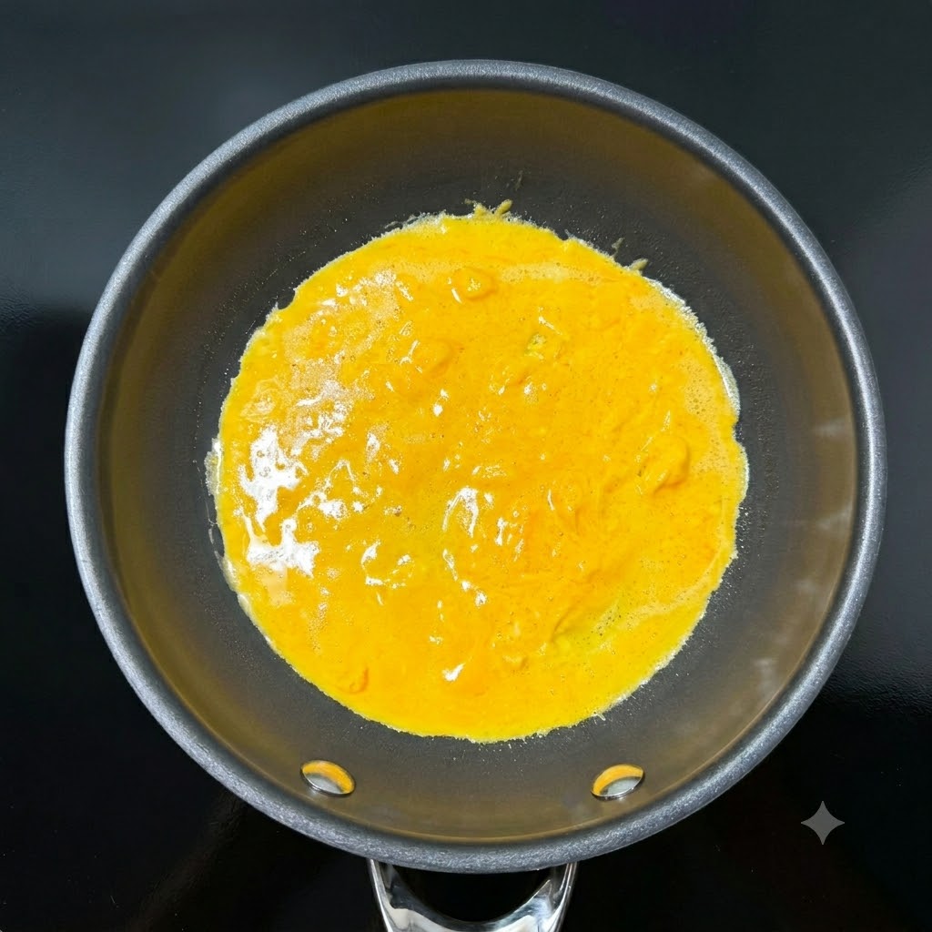 另起鍋倒薄薄一層油,用鍋鏟沾一點蛋液測試鍋溫能立即凝結後,倒入全部蛋液,中小火煎至定型翻面,煎到全熟。