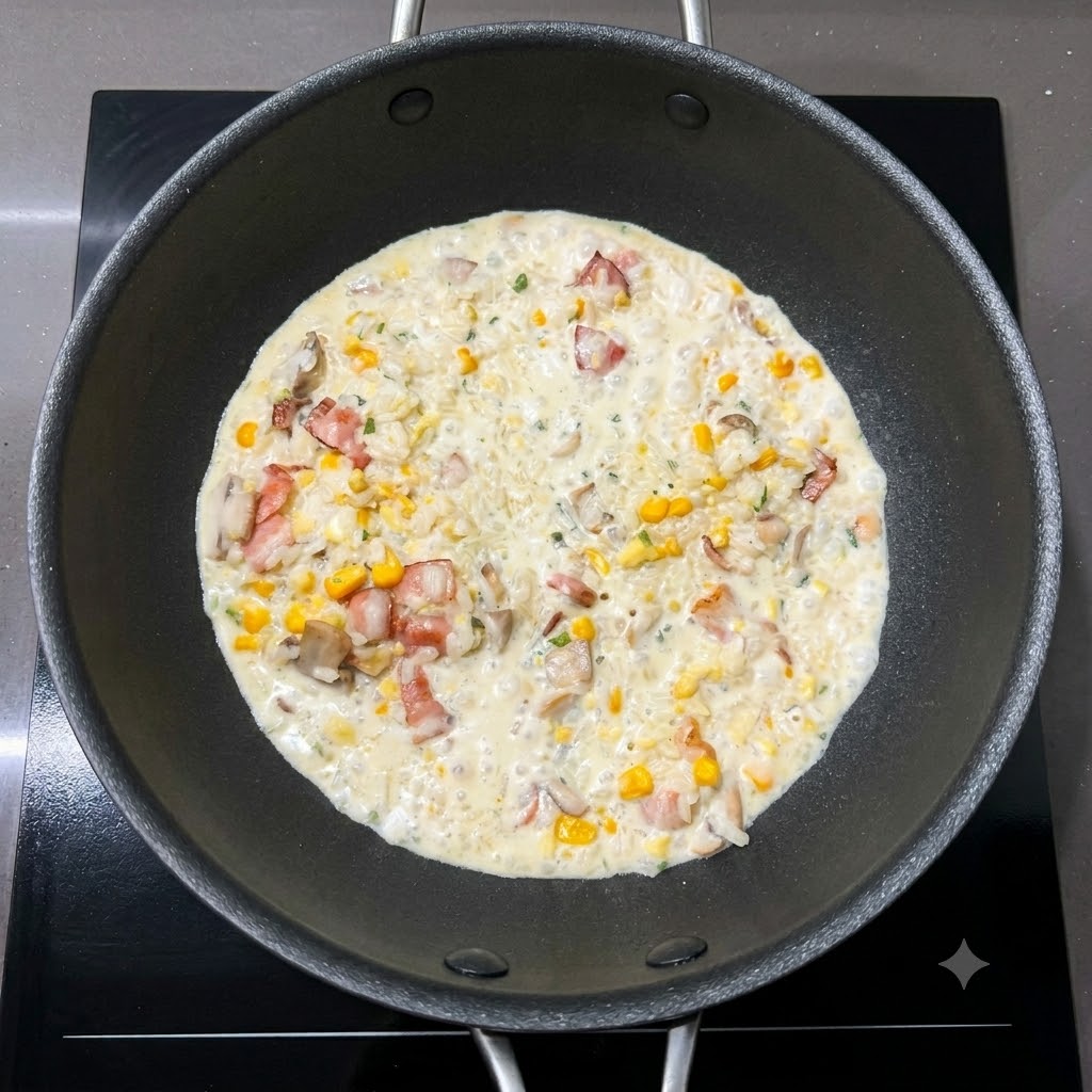 倒入鮮奶,中小火加熱到微微冒泡。加入百搭蛋炒飯、一大匙的起司煮至微微收汁後,並以鹽與黑胡椒調整味道。